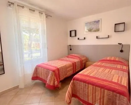 Superbe T3 - Piscine- Terrasse- Parking- 900 M 6pin2102 *
